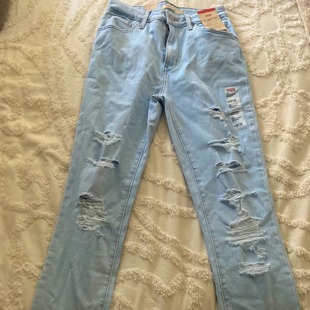 Levi’s distressed high waisted skinny jeans NWT